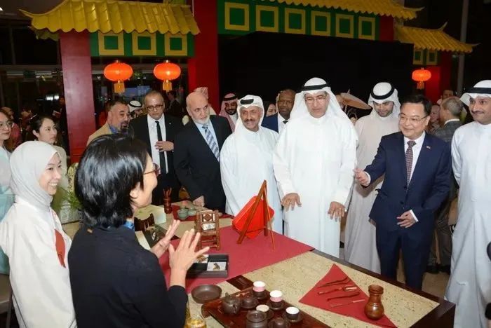 中国驻科威特大使馆举办“新时代中国的非凡十年”图片展暨中国美食电影文化节